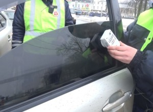 Водитель из города Краснотуринск получил штраф за неполное снятие пленки на стеклах своего автомобиля.