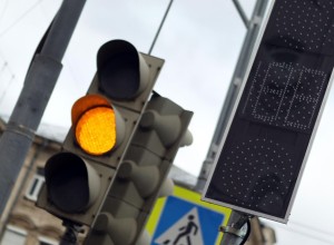Российских водителей штрафуют за проезд на жёлтый