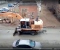 Ранен, но не убит! В Кушве экскаватор испортил дорогу