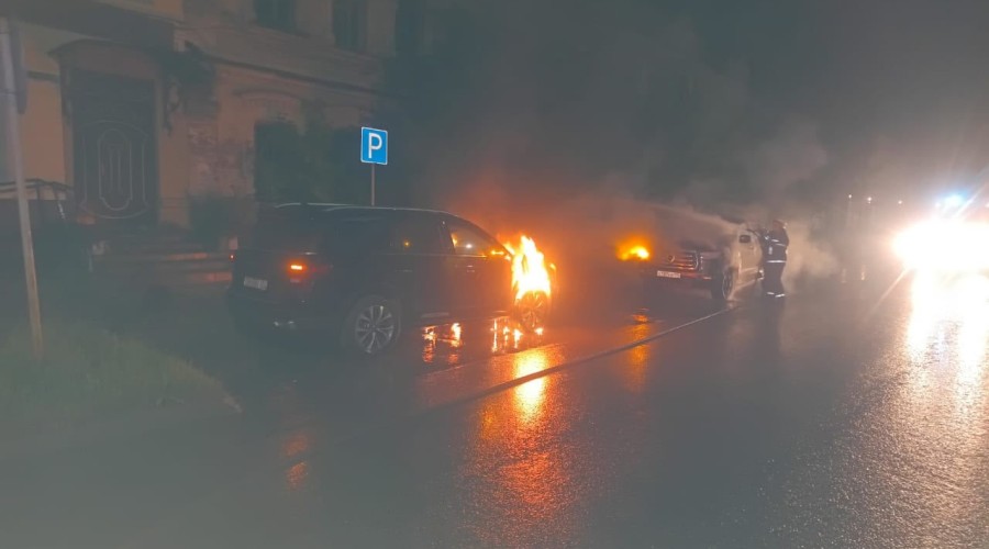 Забыв про отдых и покой, Они идут в огонь и в воду… Пожарный — истинный герой, Так было, есть, и быть от роду.
