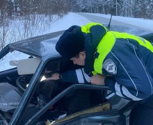 Два человека пострадали во время лобового столкновения автомобилей