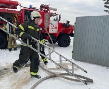 В коллективном саду в Кушве пожарные тушили огонь