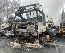 Челябинскую трассу перекрыли из-за двух сгоревших фур