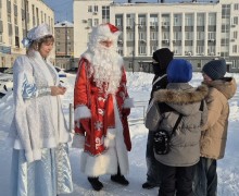 Полицейский Дед Мороз и Госавтоинспекция напомнили водителям и детям о безопасности в Новый год
