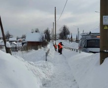 Коммунальные работники Кушвы неустанно трудятся над уборкой снежных заносов.