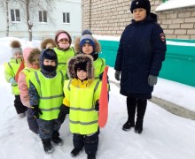 Юные пешеходы учат ПДД на практике