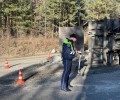 Автоинспекторы разбираются в обстоятельствах ДТП, в результате которого травму получил водитель фуры.