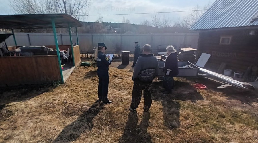Сотрудники МЧС уличили жителей Кушвы в сжигании мусора на частных подворьях