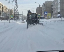 Коммунальные работники Кушвы неустанно трудятся над уборкой снежных заносов.