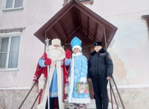 В рамках акции «Полицейский Дед Мороз» Кушвинские стражи правопорядка поздравили с праздником ребят из семей, состоящих на профилактическом учете.