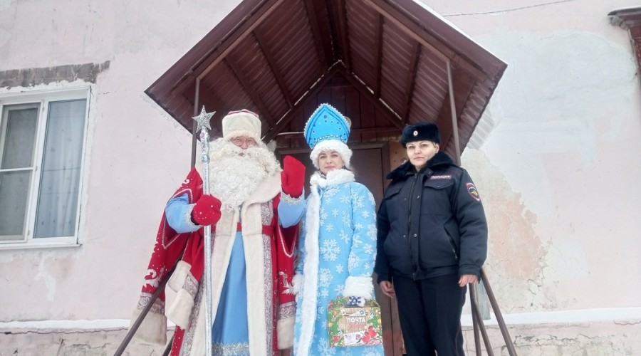 В рамках акции «Полицейский Дед Мороз» Кушвинские стражи правопорядка поздравили с праздником ребят из семей, состоящих на профилактическом учете.