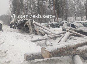 На Серовском тракте груженый лесом КАМАЗ завалил бревнами машины рыбаков