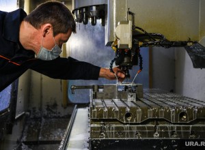 Оборонные заводы Свердловской области ищут сотрудников, зарплаты на предприятиях могут достигать 250 тысяч рублей.