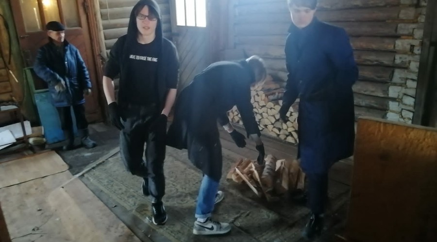 Студенты Баранчинского техникума оказали помощь пожилым людям 