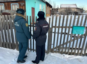 В рамках акции «Полицейский Дед Мороз» полицейские Кушвы посетили семьи, состоящие на профилактических учетах