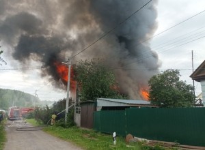 В Кушве произошел крупный пожар, создавший серьезную опасность для жителей целой улицы