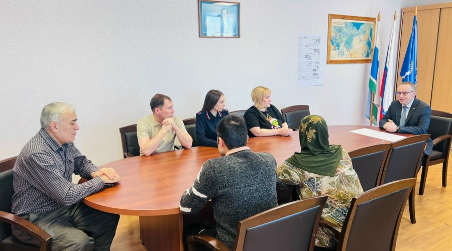 Три молодые семьи получили ценные подарки – сертификаты на улучшение жилищных условий – в преддверии празднования Дня Защитника Отечества