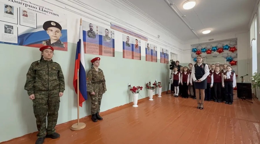 В школе №3 открыли памятное место в честь выпускников-героев  