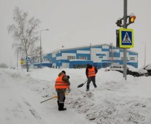 Коммунальные работники Кушвы неустанно трудятся над уборкой снежных заносов.