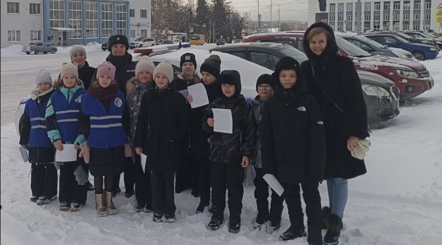 Сотрудники Госавтоинспекции совместно с отрядом ЮИД провели акцию «Письмо водителю».