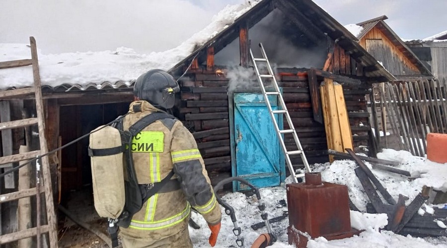 В поселке Восток горела баня
