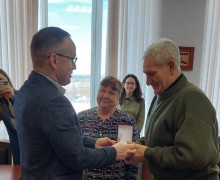 В Кушве супружеским парам вручили знак «Совет да Любовь».