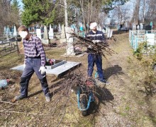 Осужденные из исправительного центра в г.Верхняя Тура приняли участие по уборке городского кладбища.