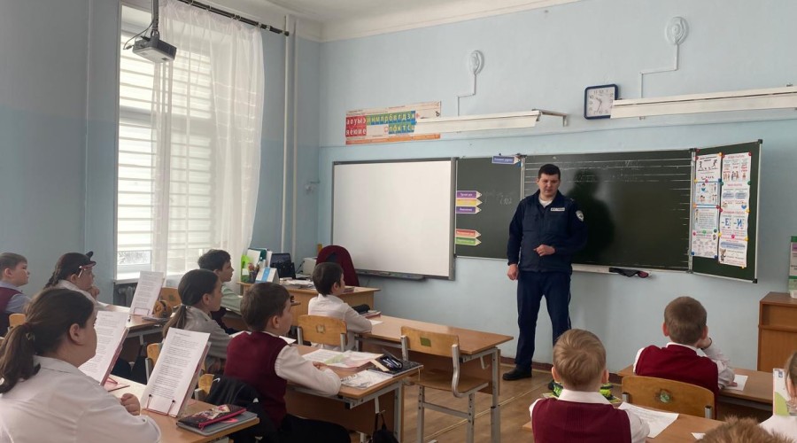 Беседа инспекторов ОГИБДД с учениками начальных классов о правилах дорожного движения