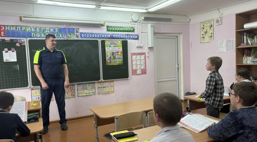 Сотрудники Госавтоинспекции напомнили школьникам о правилах дорожного движения