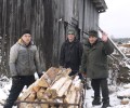 По-тимуровски: школьники из Верхней Баранчи помогли пенсионеру сложить дрова