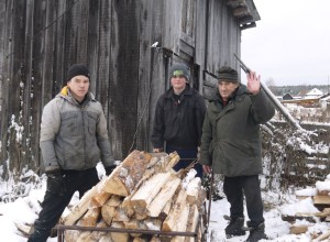 По-тимуровски: школьники из Верхней Баранчи помогли пенсионеру сложить дрова