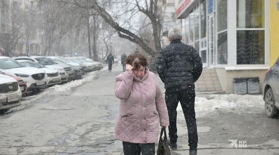МЧС предупредило уральцев о сильном ветре и мокром снеге Также на дорогах появится гололед