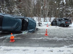 Два человека пострадали во время лобового столкновения автомобилей