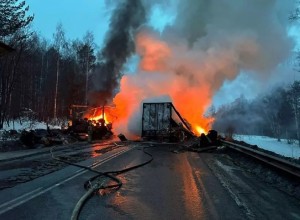 Челябинскую трассу перекрыли из-за двух сгоревших фур