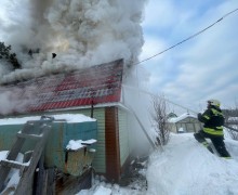 В коллективном саду в Кушве пожарные тушили огонь