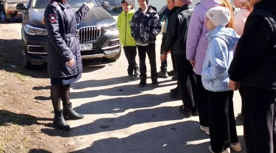 Сотрудники Госавтоинспекции провели для школьников пешеходную экскурсию