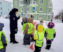 Юные пешеходы учат ПДД на практике