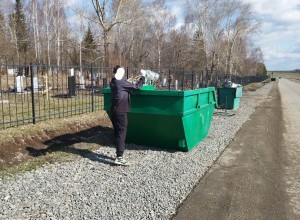 Осужденные из исправительного центра в г.Верхняя Тура приняли участие по уборке городского кладбища.