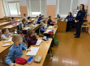 Профилактические беседы инспектора Госавтоинспекции о правилах дорожного движения.