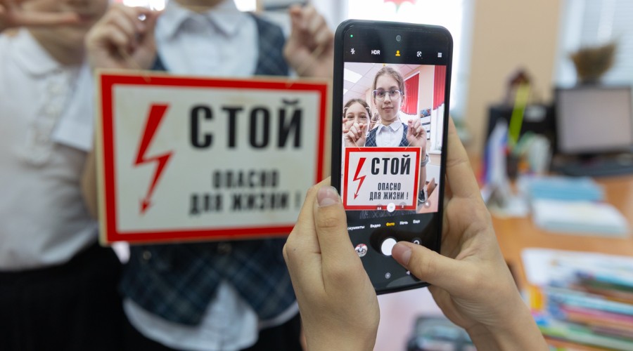 Энергетики напоминают взрослым о профилактике детского электротравматизма!