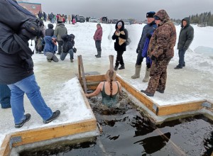 Сотни кушвинцев пришли окунуться в проруби в честь Крещения Господня. 