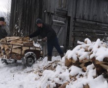 По-тимуровски: школьники из Верхней Баранчи помогли пенсионеру сложить дрова