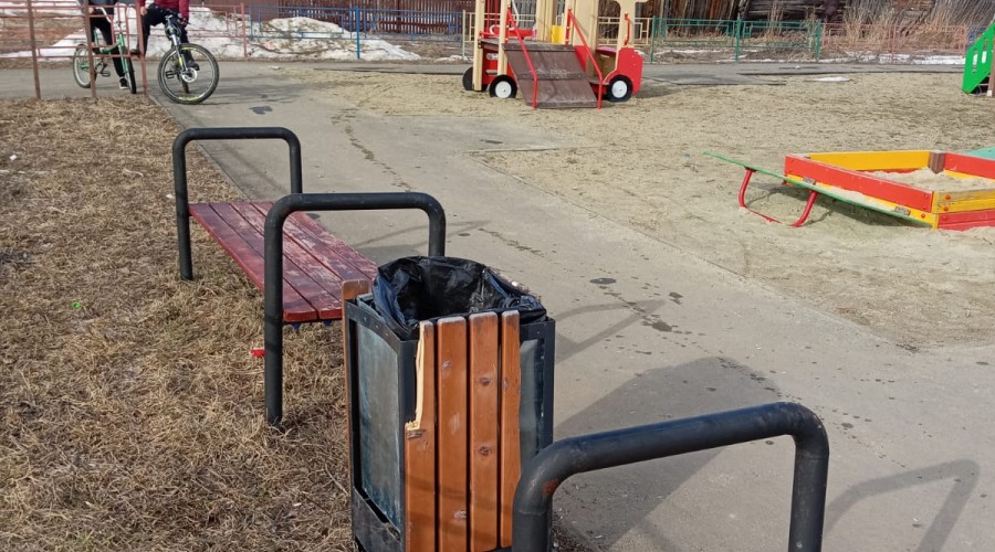В Кушве произошел инцидент: неизвестные повредили оборудование на детской площадке.