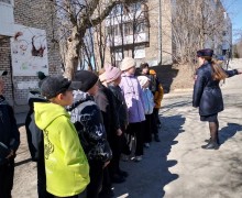 Сотрудники Госавтоинспекции провели для школьников пешеходную экскурсию