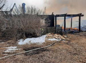 Жители Красноуральска помогли эвакуироваться хозяину из горящего дома