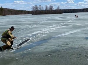 В Красноуральске сотрудники МЧС спасли рыбака, провалившегося под лед