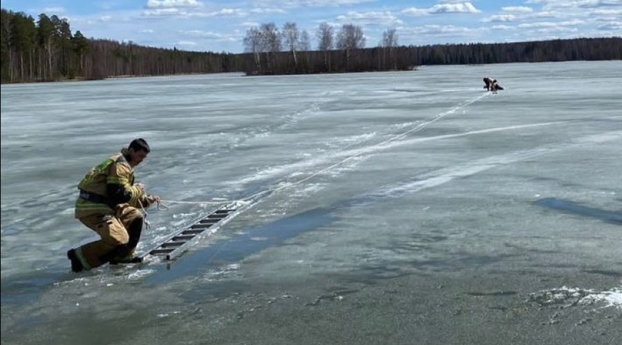 В Красноуральске сотрудники МЧС спасли рыбака, провалившегося под лед