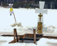 Сотни кушвинцев пришли окунуться в проруби в честь Крещения Господня. 