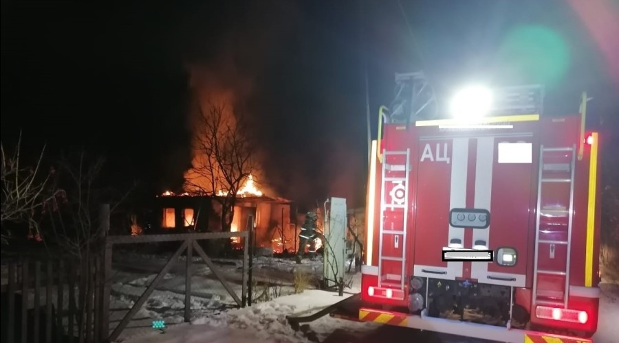 В поселке Восток сгорел дом