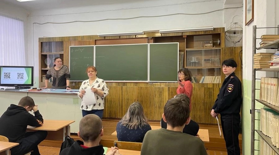 Полиция пришла к студентам, чтобы поздравить их с праздником
